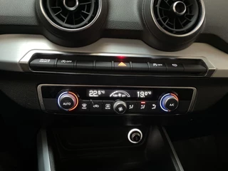 Audi Q2 30 TFSI Epic Navigatie LED Climate Control Parkeersensoren / 17