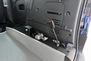 Renault Kangoo Family Rolstoelbus | Invalide vervoer | Rolstoelsauto handgeschakeld | Rolstoellift | Airco | Verlaagde vloer achterin | Oprijplaat of elektrische rolstoellift | 3-punts rolstoelgordelsysteem | Elektrische spanbanden | Extra lange veiligheidsgordels | Antislip-oprijplaat | Rolstoelplaats achter bestuurder/passagier | Versterkte vloerconstructie / 14