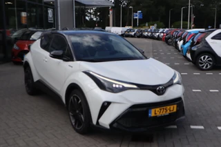 Toyota C-HR 1.8 HYBRID GR-SPORT 19"LM-VELGEN 1e EIGENAAR NL-AUTO STOELVERW. LED JBL-AUDIO P-SENSOREN APPLE/ANDROID 19"LMV / 13
