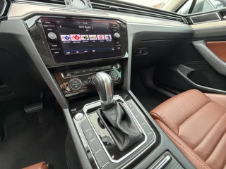 Volkswagen Passat Variant 1.4 TSI ACT Highline Business R / Pano / Massage / Camera / Sportleder / Trekhaak / Zeer mooie auto ! / 28