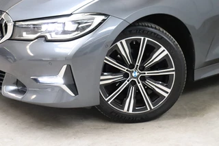 BMW 3 Serie Sedan 318i High Executive Luxury Line Automaat  / Live Cockpit Professional / Trekhaak / Stoelverwarming voor+achter / Achteruitrijcamera / Harman Kardon / Stuurverwarming / LED / Ambiance Verlichting / DAB / Sportstoelen / 9