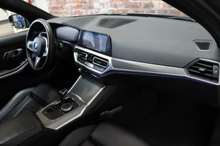 BMW 3 Serie Sedan 330i High Executive M Sport Pakket Automaat  / Live Cockpit Professional / Schuif-/kanteldak / M Sportremsysteem / Leder / Shadow Line / 19 Inch / Extra Getint Glas / Stoelverwarming / Climate Control / Parkeersensoren voor+achter / Stuurwiel Verwambaar / Hifi / 21