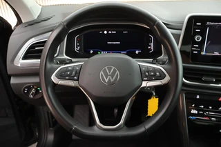 Volkswagen T-Roc 1.5 TSI 150pk DSG Style Trekhaak Camera Stoelverwarming Massage Virtual Cockpit Navigatie / 19