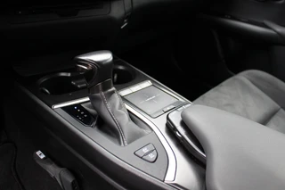 Lexus UX 250h Preference Line NL-AUTO NAVI BLIND SPOT PARKEERSENSOREN SMART-ENTRY APPLE CARPLAY / 26