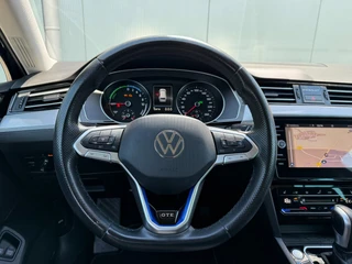 Volkswagen Passat Variant 1.4 TSI PHEV GTE * AUTOMAAT * Parkeercamera * Massage * Keyless * / 17