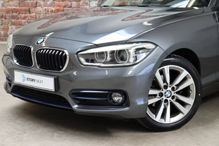 BMW 1 Series 118i Executive Sport Line Automaat 5 deurs / Navigatie Professional / LED / Trekhaak / Climate Control / 17 Inch / Bluetooth / Sportstoelen / Parkeersensoren / Lichtpakket / Cruise Control / Stoelverwarming / Neerklapbare Achterbank / 2