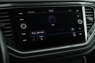 Volkswagen T-Roc 1.5 TSI 150pk DSG R-Line Sport Keyless Virtual Cockpit Navigatie / 29