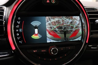MINI Clubman Cooper S Chili Serious Business Automaat / Navigatiesysteem Professional / Panoramadak / Trekhaak / Leder / 19 Inch / Driving Assistant / Lichtpakket / Achteruitrijcamera / Climate Control / Harman Kardon / Stoelverwarming / 29