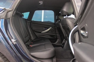 BMW 3-serie Gran Turismo 320i High Executive | Sport Line | NL auto | Keyless entry | Panoramadak | Xenon | HiFi audio | Navigatie Professional | Cruise control | M-sportstuur | PDC / 19