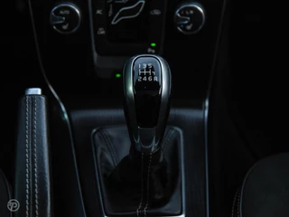 Volvo V40 2.0 D3 150 PK Business Sport R-Design Panoramadak Harman Kardon LED Standkachel Trekhaak Stoelverwarming 18" / 27