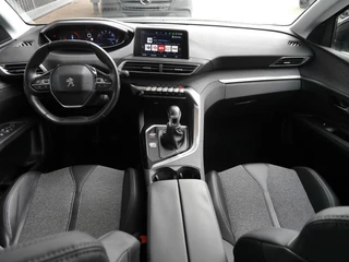 Peugeot 3008 1.2 PureTech Première | Elektrisch bedienbare achterklep | 19 inch velgen | Keyless entry en start | Dealer onderhouden | Navigatie | Zwart Dak | Climate control / 11