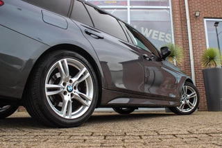 BMW 3-serie Touring 318i Centennial Executive M-sport | 2e eigenaar | HiFi audio | Navigatie | Bluetooth | Climate control | M-sportstuur | Cruise control | PDC | 18 inch | Trekhaak / 43