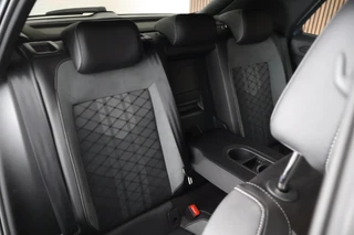 Volkswagen T-Roc 1.5 TSI 150pk DSG R-Line Business+ Black Style Trekhaak Camera Beats Stoelverwarming LED Navigatie / 34