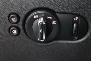 MINI Cooper Hatchback Chili Serious Business 3 deurs / Navigatiesysteem / Leder / John Cooper Works Exterieurpakket / Lichtpakket / Extra Getint Glas / Climate Control / Parkeersensoren / LED / Bluetooth / Cruise Control / Sportstoelen / 17 Inch / 28