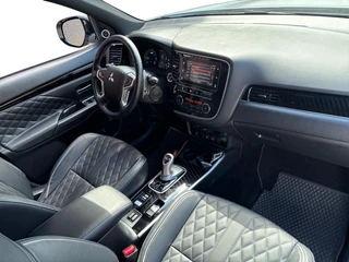 Mitsubishi Outlander 2.4 PHEV Instyle | Trekhaak | Leder | Schuif-kantel dak | Rondom camera | Elektrisch. Achterklep | Stoel en stuurverwarming | Set winterwielen | / 17