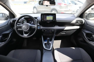 Toyota Yaris 1.5 HYBRID DYNAMIC LED LMV-16" APPLE/ANDROID KEYLESS NAVI ALL-SEASON DEALER ONDERHOUDEN / 17