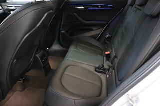 BMW X2 xDrive20i High Executive M Sport Pakket Automaat  / Navigatiesysteem Plus / Leder / Panoramadak / Achteruitrijcamera / Stoelverwarming / Climate Control / Hifi / Shadow Line / Parkeersensoren voor+achter / Extra Getint Glas / 19 Inch / 16