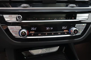 BMW iX3 High Executive 80 kWh Automaat  / Driving Assistant Professional / SOH 97% / Live Cockpit Professional / Trekhaak / Panoramadak / Adaptief Onderstel / Leder / Harman Kardon / Shadow Line / Head-Up Display / Adaptieve LED-koplampen / DAB / 20 Inch / 32