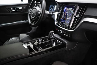 Volvo V60 2.0 T6 Recharge AWD R-Design | PARK ASSIST PACK | DAB | APPLE | VOORRUITVERWARMING | CAMERA / 4