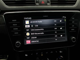 Škoda Superb Combi 1.4 TSI iV Sportline Business | Trekhaak | Camera | Stoel/Stuur Verwarming | Carplay | Navigatie | Climatronic | 19 Inch | 39.084 Km !! / 29