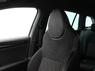 Škoda Superb Combi 1.4 TSI iV Sportline Business | Trekhaak | Camera | Stoel/Stuur Verwarming | Carplay | Navigatie | Climatronic | 19 Inch | 39.084 Km !! / 36