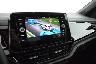 Volkswagen T-Roc 1.5 TSI 150pk DSG R-Line Business+ Black Style Trekhaak Camera IQ.Light Panoramadak Virtual Cockpit Navigatie / 36