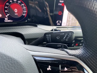 Volkswagen Golf 1.5 eTSI R-Line AUT  | dealer onderh. | panoramadak | stoel-/stuurverw. | keyless | trekhaak | carplay / 34