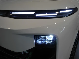 Leapmotor B10 Design ProMax 67.1 kWh Wltp 434km | 750kg trekgewicht | Stoel en stuur verwarming | 360 graden camera | Lederen bekleding | Panoramadak | Led | Regensensor | Sfeerverlichting | Elektrisch verstelbare voorstoelen / 28