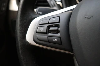 BMW X1 sDrive20i High Executive xLine Automaat  / Navigatiesysteem Plus / Trekhaak / Achteruitrijcamera / Leder / Head-Up Display / 18 Inch / 18 Inch / Stoelverwarming / Extra Getint Glas / Lichtpakket / 34
