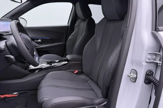 Peugeot 2008 1.2 Hybrid 145 GT / 18" / Navigation pack /  2+6 Jaar Garantie / 6