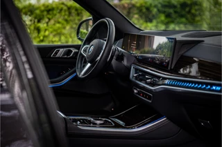 BMW X5 xDrive50e M Sport Pro Dravitgrau Individual Dravit Grau Sky Lounge Soft Close Vierwielbesturing / 34