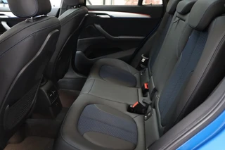 BMW X1 sDrive18i High Executive M Sport Pakket Automaat  / Navigatiesysteem Professional / Panoramadak / 18 Inch / LED / Stoelverwarming / Achteruitrijcamera / Extra Getint Glas / Harman Kardon / Shadow Line / Parkeersensoren voor+achter / 12