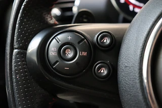 MINI Clubman Cooper S Chili Serious Business Automaat / Navigatiesysteem Professional / Panoramadak / Trekhaak / Leder / 19 Inch / Driving Assistant / Lichtpakket / Achteruitrijcamera / Climate Control / Harman Kardon / Stoelverwarming / 45