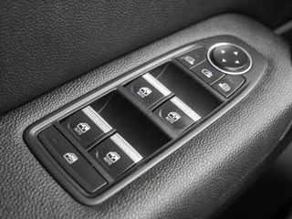 Renault Captur 1.6 E-Tech Plug-in Hybrid 160 Intens | Panorama dak | Achteruitrijcamera | Lichtmetalen velgen | Navigatie | Cruise control | Stoelverwarming | / 17