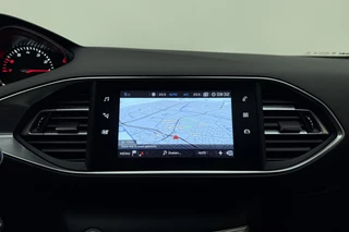 Peugeot 308 SW 1.2 PureTech Blue Lease Premium 130pk | Navigatie | Panoramadak | Climate Control | Trekhaak | Camera | Cruise Control | Parkeersensoren | Apple Carplay - Android Auto / 25