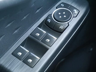 Ford Kuga 2.0 TDCi Titanium | Diesel | Trekhaak | 1900KG trekgewicht | Keyless entry en start | Lichtmetalen velgen | Navigatie | Climate control | Parkeersensoren achter / 17