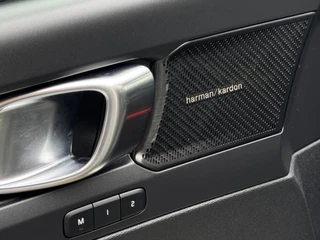Volvo XC40 1.5 T5 Recharge R-Design NL-auto | Schuif- Kanteldak | H&K | Trekhaak | Stoelverwarming | Memory | Adaptive Cruise / 17