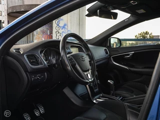 Volvo V40 2.0 D3 150 PK Business Sport R-Design Panoramadak Harman Kardon LED Standkachel Trekhaak Stoelverwarming 18" / 11