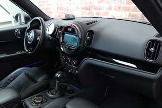 MINI Countryman John Cooper Works ALL4 Chili Automaat  / Navigatiesysteem Plus / Leder / Panoramadak / Harman Kardon / Stoelverwarming / Achteruitrijcamera / 19 Inch / Sportstoelen / Parkeersensoren voor+achter / Climate Control / Head-Up Display / 18