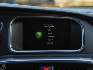 Volvo V40 2.0 D3 150 PK Business Sport R-Design Panoramadak Harman Kardon LED Standkachel Trekhaak Stoelverwarming 18" / 28