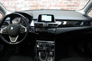 BMW 2 Series Active Tourer 218i Executive Automaat  / Navigatie / Trekhaak / Panoramadak / LED / Achteruitrijcamera / Climate Control / Parkeersensoren voor+achter / Cruise Control / Bluetooth / 19