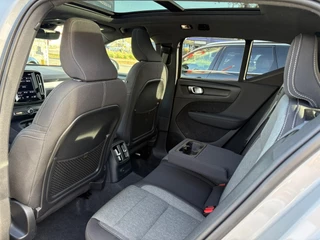 Volvo XC40 1.5 T4 Plug-in hybrid Plus Dark / Panorama-dak / Harman-Kardon / camera / stuur en stoel verwarming / 17