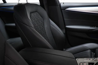 BMW 5-serie Touring 530e xDrive M-Sport | LEDER | STOELVERWARMING | TREKHAAK | 19" / 11