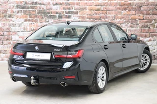 BMW 3 Serie Sedan 320i Executive Edition Automaat  / Trekhaak / Live Cockpit Professional / Cruise Control / Parkeersensoren / Neerklapbare Achterbank / Apple Carplay / Sportstuur / 5