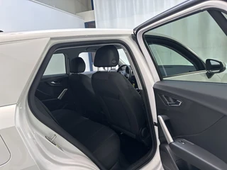 Audi Q2 30 TFSI Pro Line App-Connect DAB+ Climate Control Parkeersensoren / 17