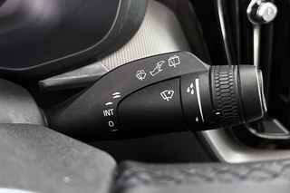 Volvo XC60 2.0 T6 Plug-in hybrid AWD R-Design Pano Trekhaak Harman Kardon Stoelverwarming 21" / 53