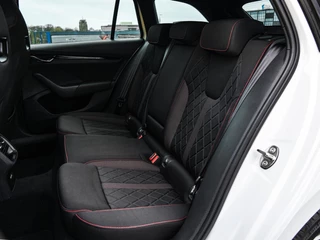 Skoda Octavia Combi 1.4 TSI RS iV PHEV Business 245 PK Panoramadak Matrix LED Camera Sfeerverlichting Stoelverwarming 19" / 14