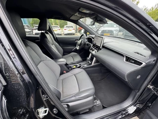 Toyota Corolla Cross 2.0 HYBRID 184PK FIRST-EDITION BLIND-SPOT EL-ACHTERKLEP LM-VELGEN KEYLESS PARK-SENSOREN STOELVERW DRAADLOOS-LADEN AD-CRUISE BLUETOOTH / 24