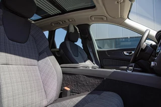 Volvo XC60 2.0 T6 Plug-in hybrid AWD Core Bright Long Range|Panorama / 8
