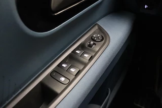 Fiat Grande Panda La Prima 44 kWh | Navigatie | Climate control | Achteruitrijcamera | Cruise control | Dakrails | Stoel- en stuurverwarming | Lichtmetalen velgen / 21